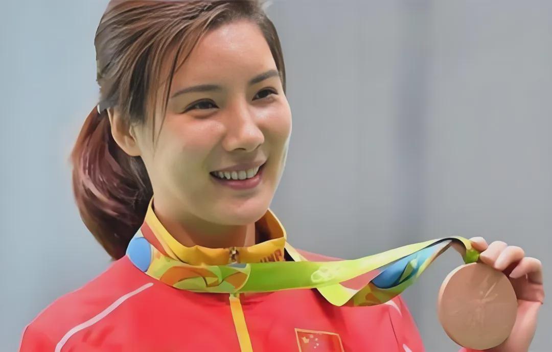 星空体育44岁奥运冠军杜丽近况曝光！嫁师弟庞伟育有一子，结婚17年被宠成公主